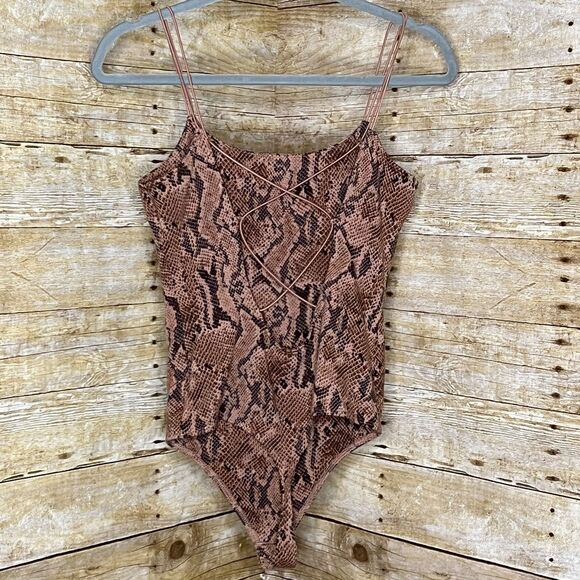 EXPRESS SEXY MINIMAL SNAKESKIN STRAPPY CASUAL CLASSIC NIGHT OUT BOLD BODYSUIT - Picture 2 of 5